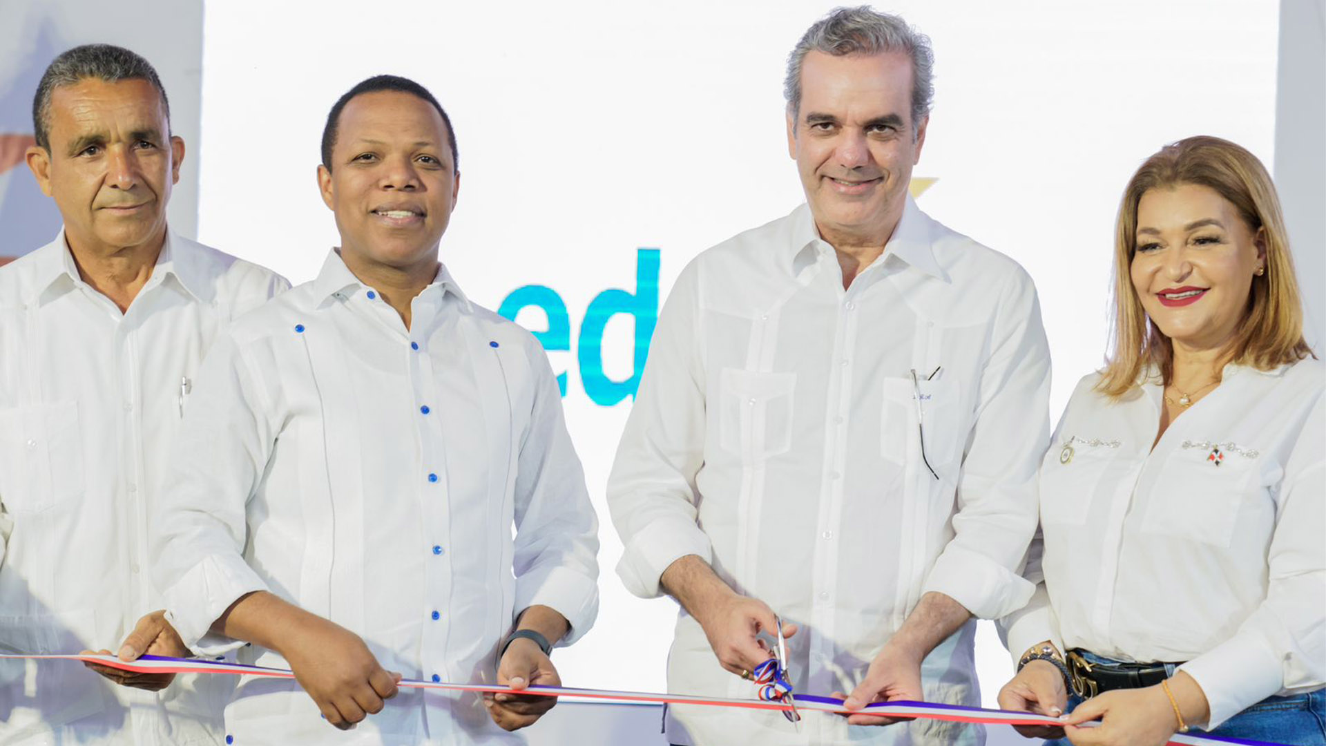 Presidente Abinader inaugura proyecto de electrificación y oficina comercial de Edesur en Rancho Arriba