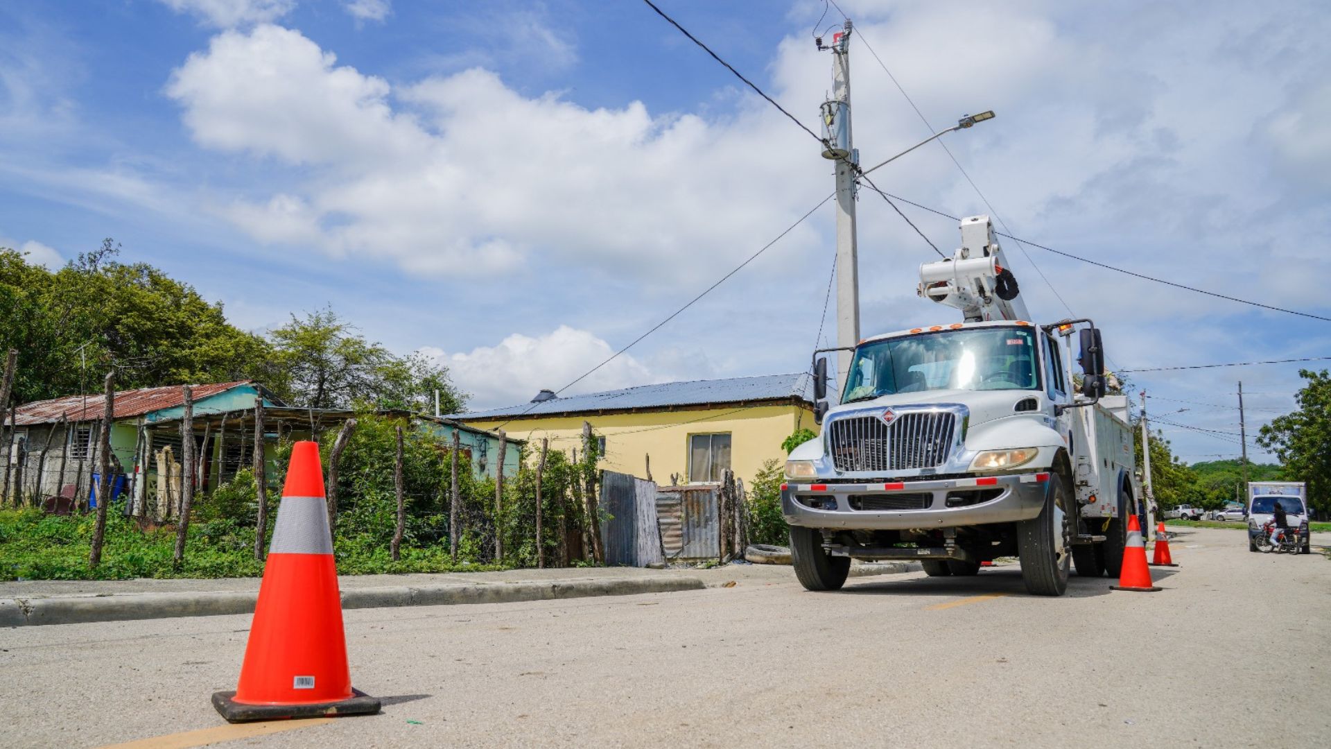 Edesur rehabilita redes eléctricas e ilumina la Comunidad Pueblo Nuevo en San Juan de la Maguana