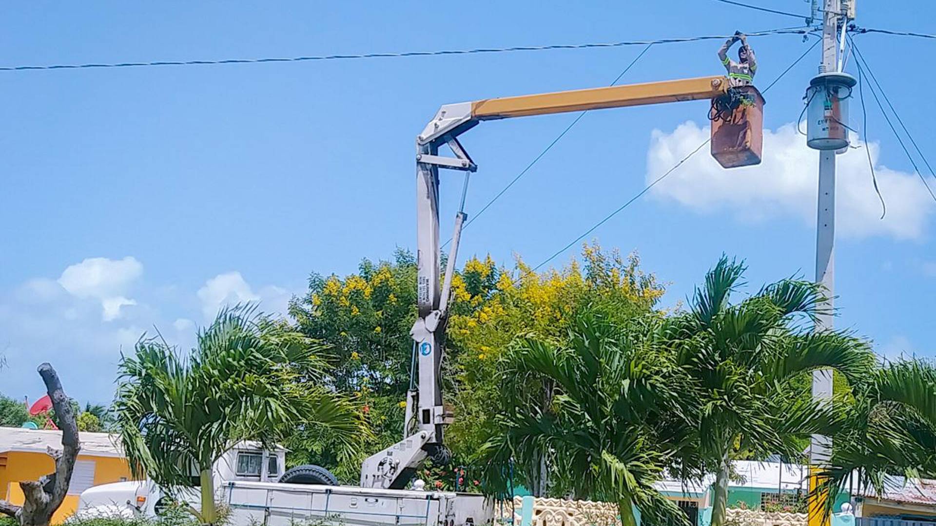 EDESUR remplaza transformador en la comunidad del Ganadero