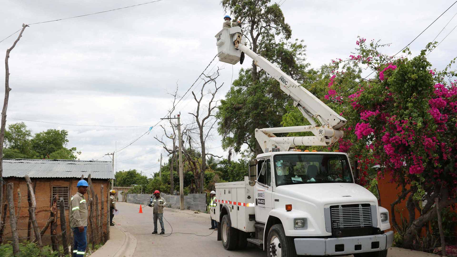 Edesur mejora redes en Caobita comunidad de Barreras, Azua