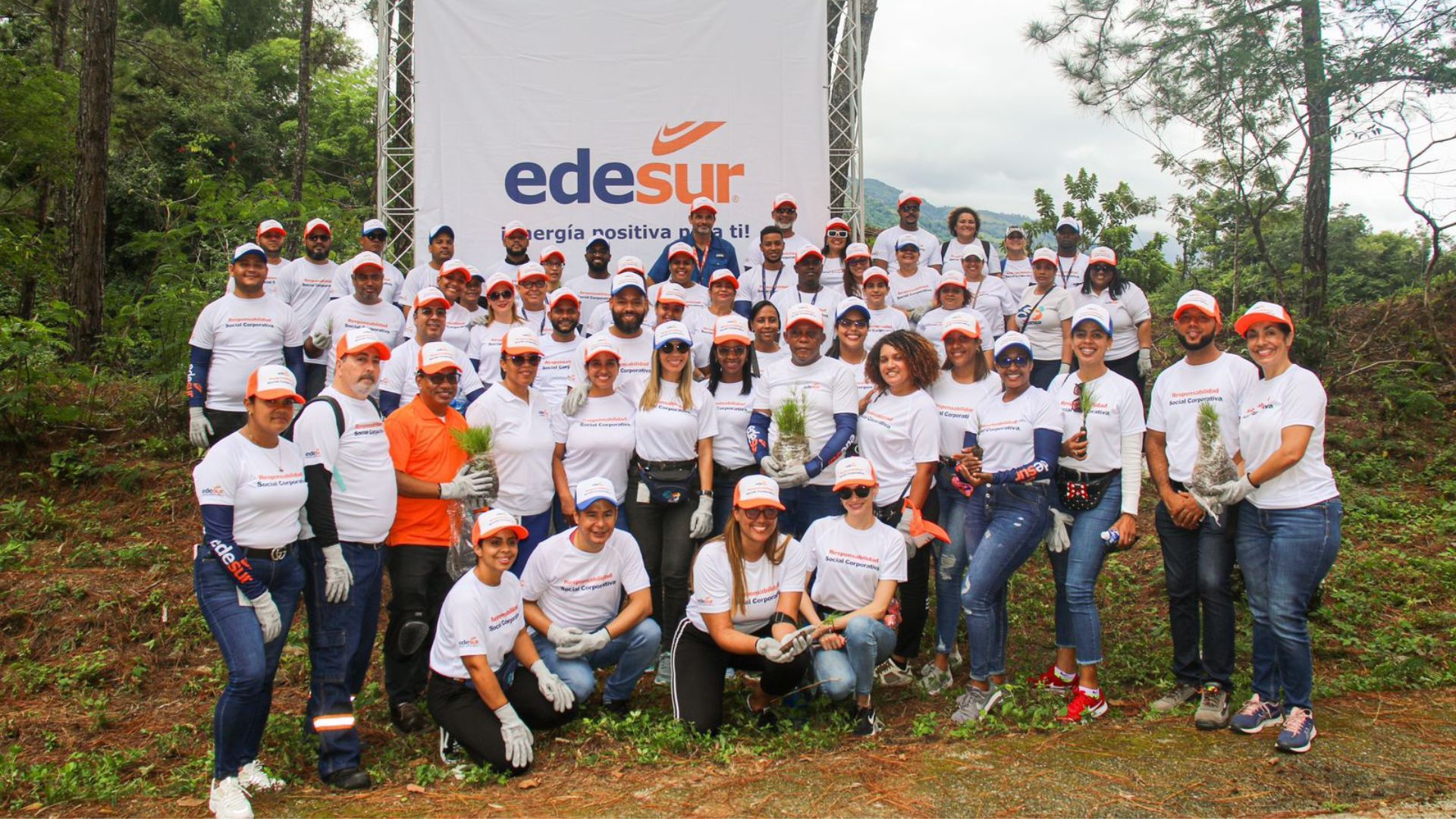 Edesur siembra 1,500 árboles en jornada de reforestación en Los Cacaos, San Cristóbal