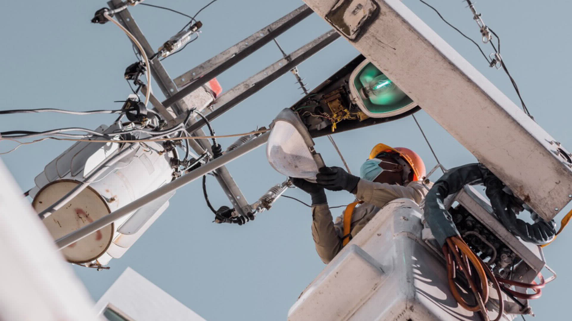 Tras 30 años de espera, Edesur electrifica comunidad La Laguneta en San José De Ocoa