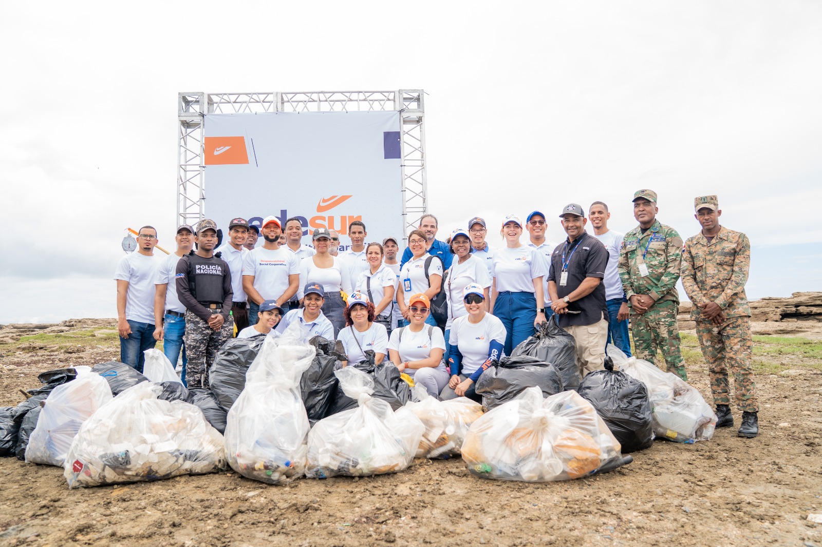 Edesur desarrolla jornada de limpieza de la playita de Nigua, San Cristóbal