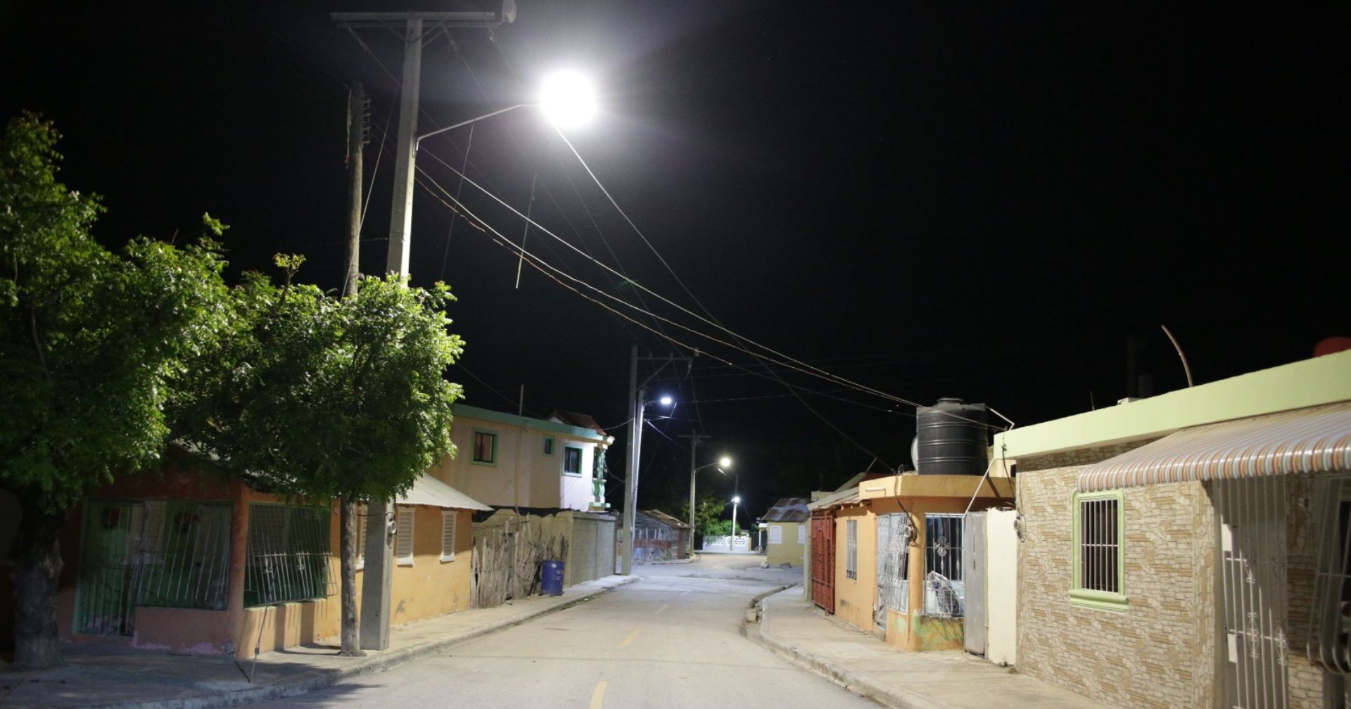 Edesur coloca luminarias LED, en La Esperanza, Barahona; impacta más de ...
