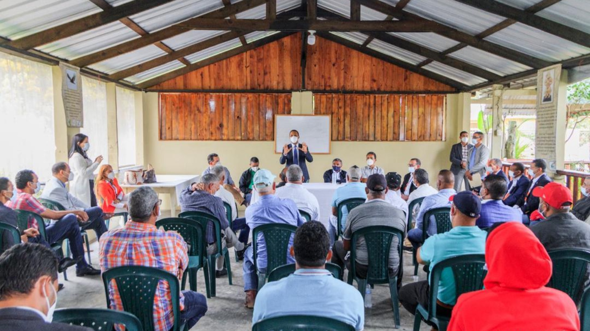 Edesur avanza en trabajos de iluminación en Rancho Arriba