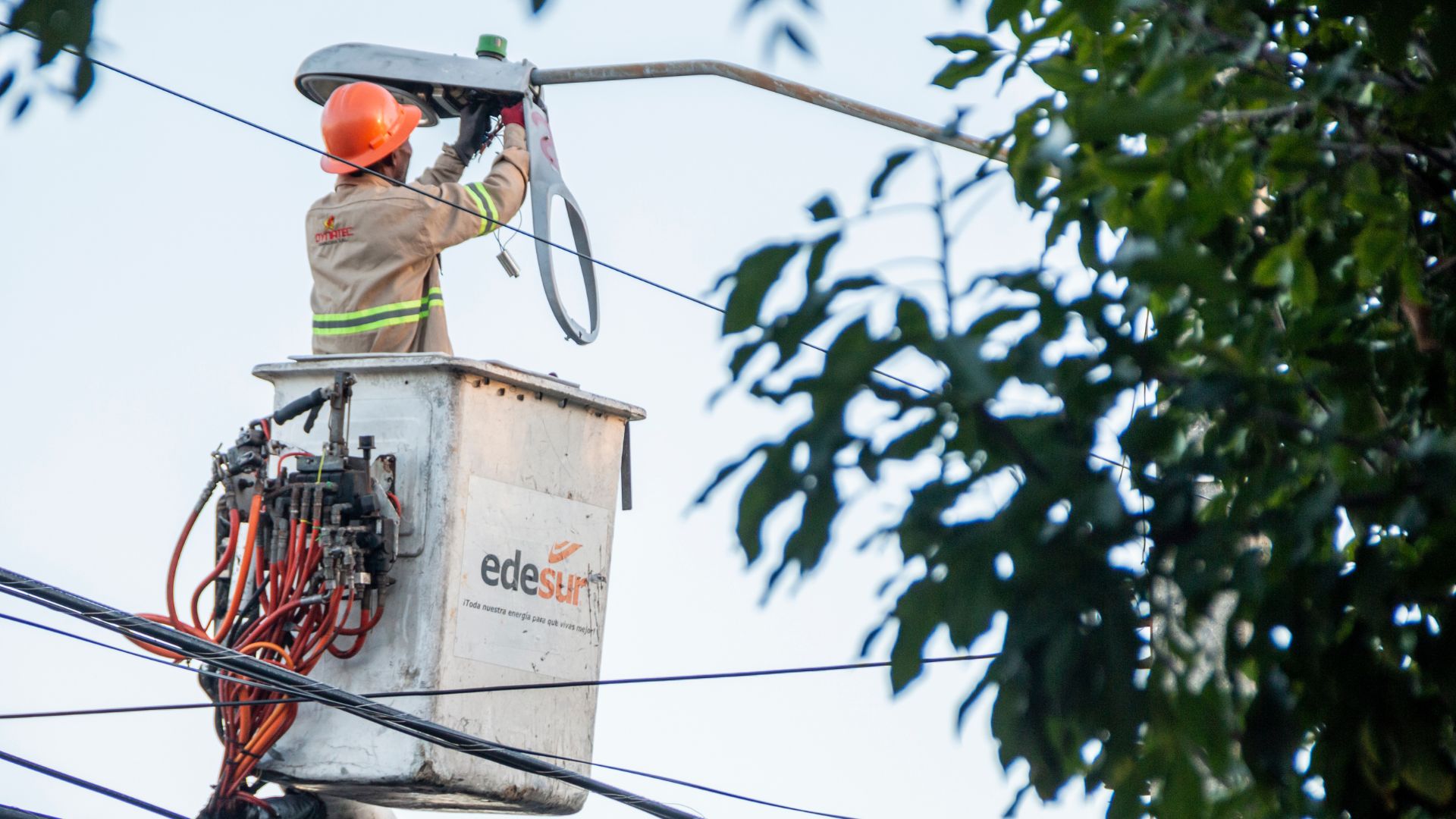 Edesur restablece servicio eléctrico en comunidades Enriquillo y Caletón