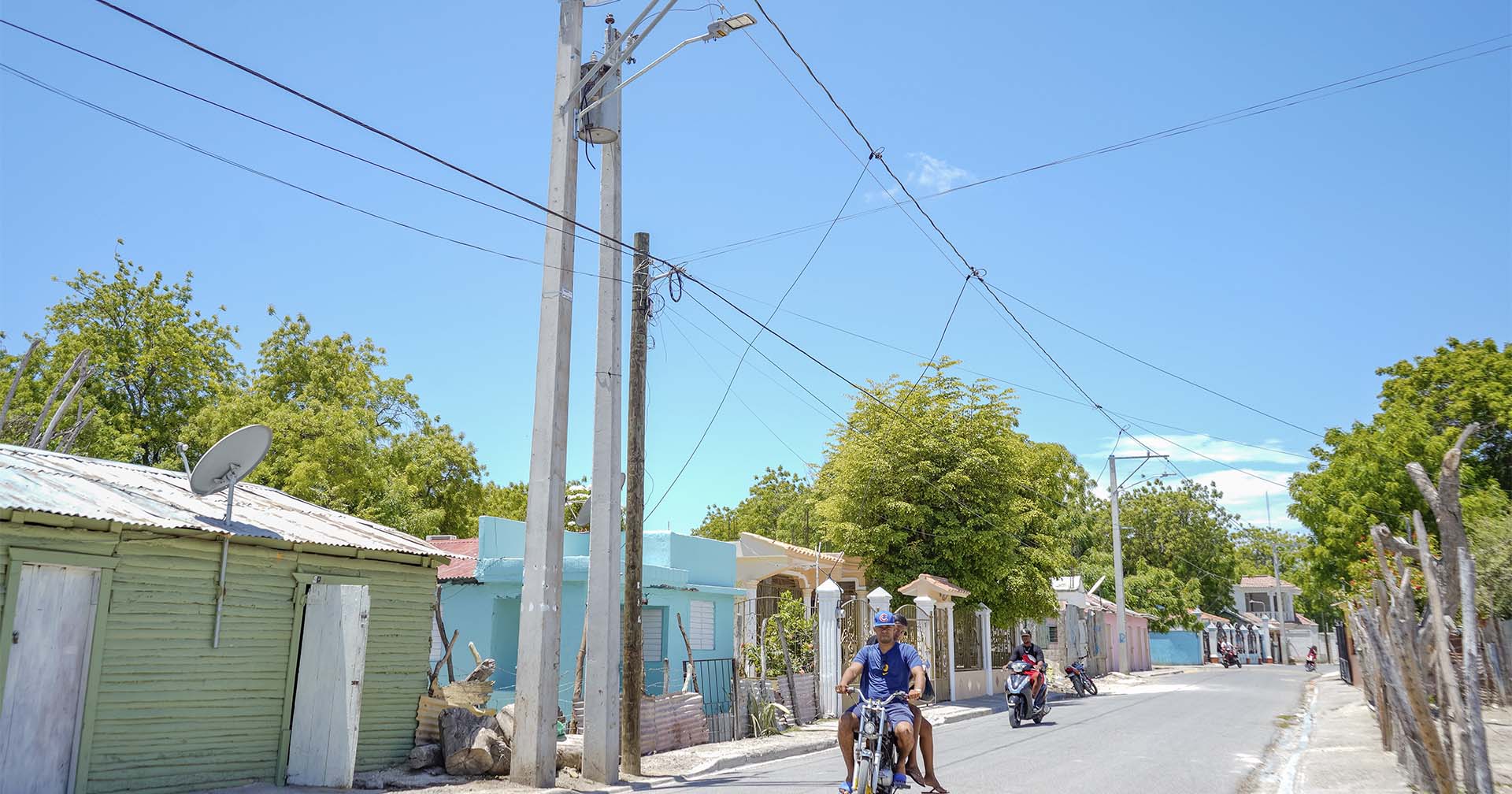 Edesur electrifica e ilumina la comunidad de Pueblo Viejo, en Azua