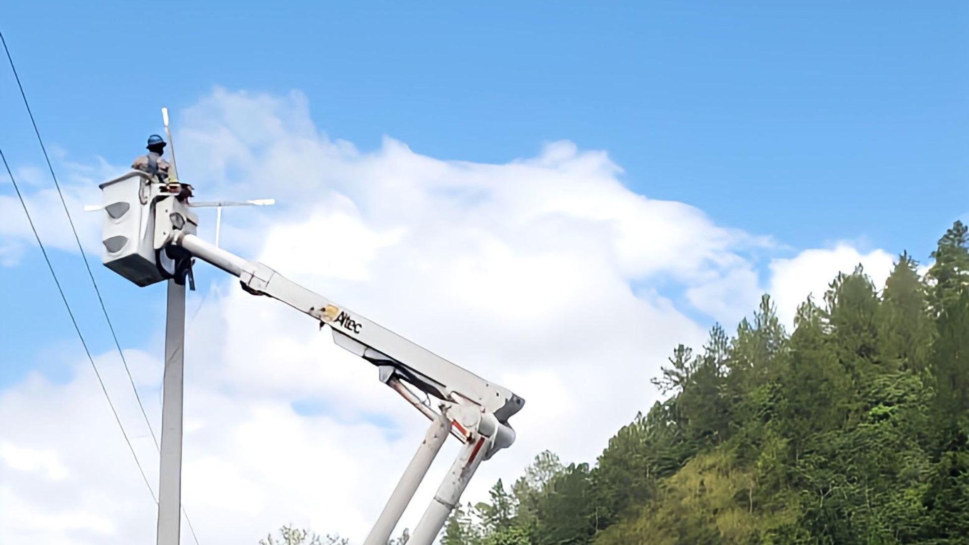 Edesur instala nuevas redes en Ocoa y electrificará acueducto múltiple