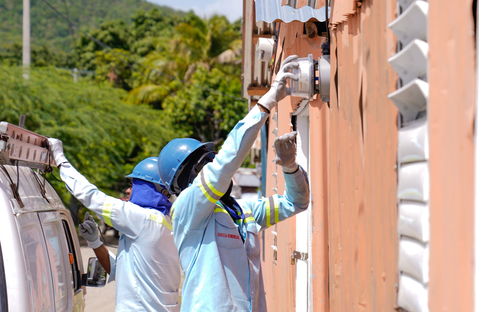 Edesur rehabilitará redes internas de 90 viviendas de familias de escasos recursos en Villa Altagracia y Baní