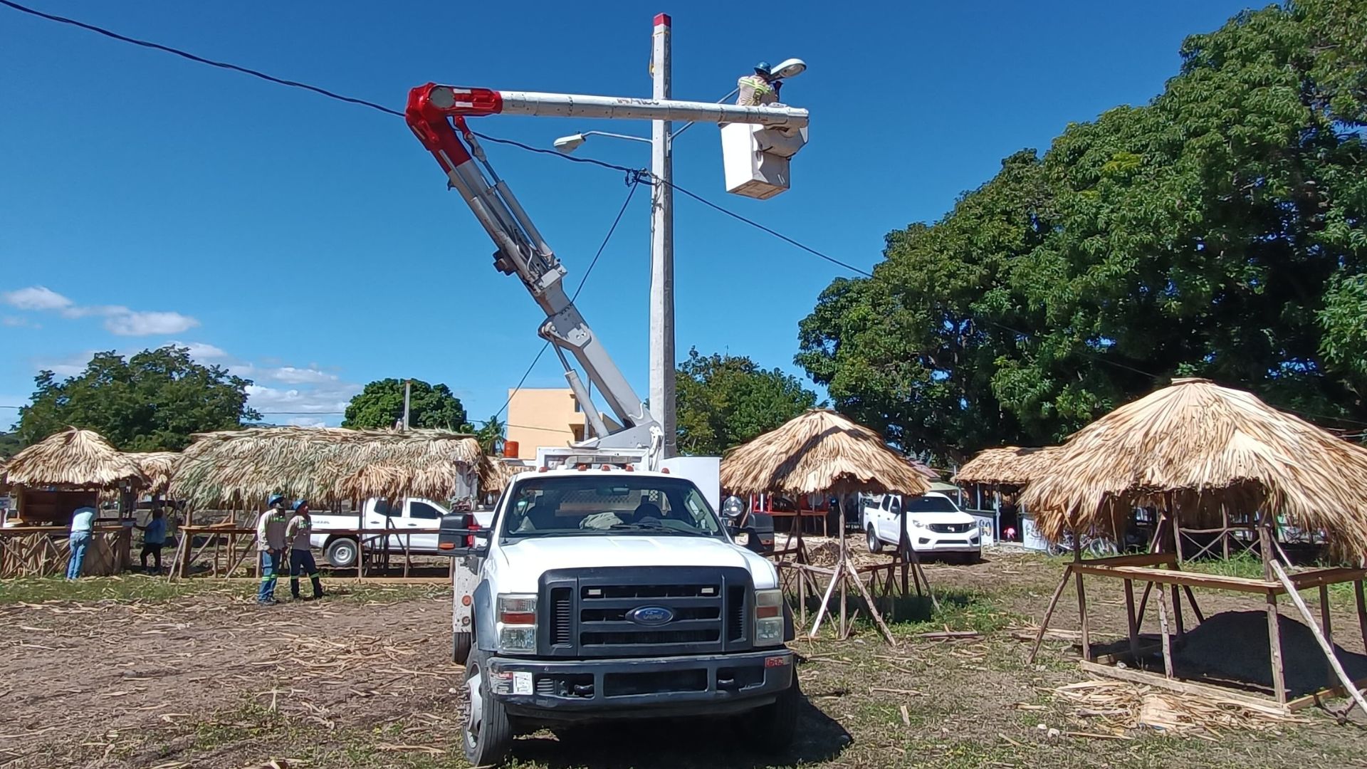 Edesur ilumina y electrifica Feria Ecoturística y Producción en El Cercado en San Juan