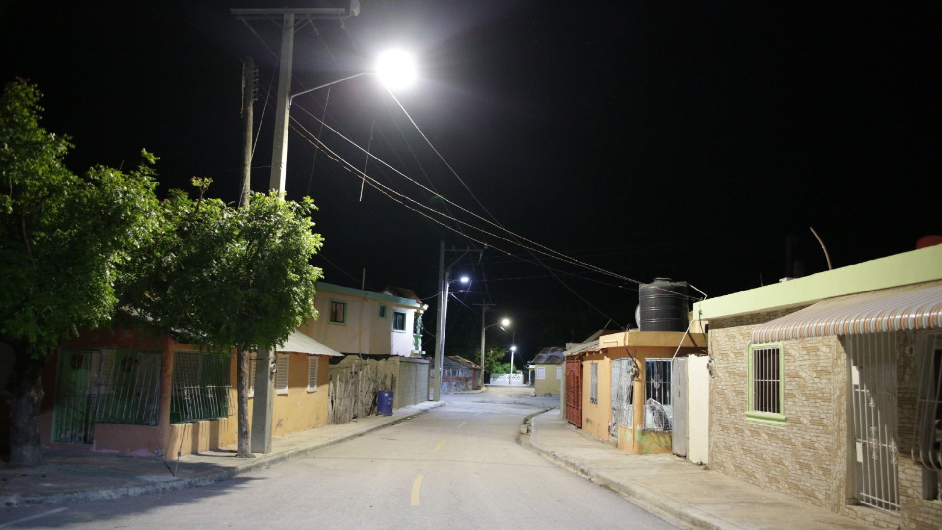 Edesur coloca luminarias LED, en La Esperanza, Barahona; impacta más de 2,000 personas
