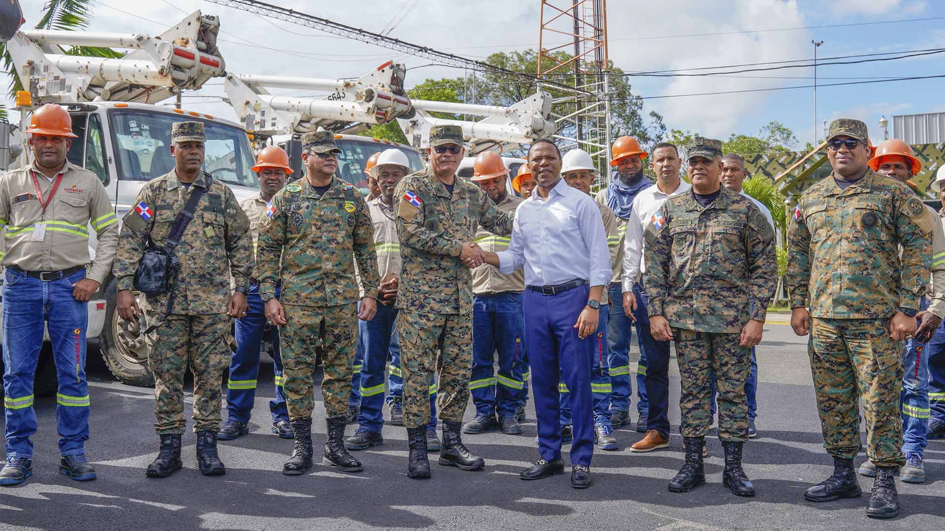 Edesur y Ejército inician acondicionamiento del sistema de iluminación en el campamento militar 16 de Agosto, ERD