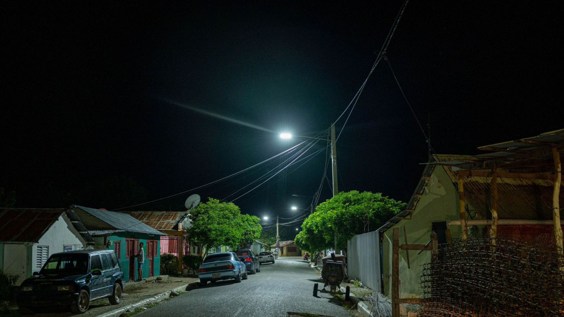 Edesur impacta 600 familias tras iluminar el distrito Los Toros, de Azua