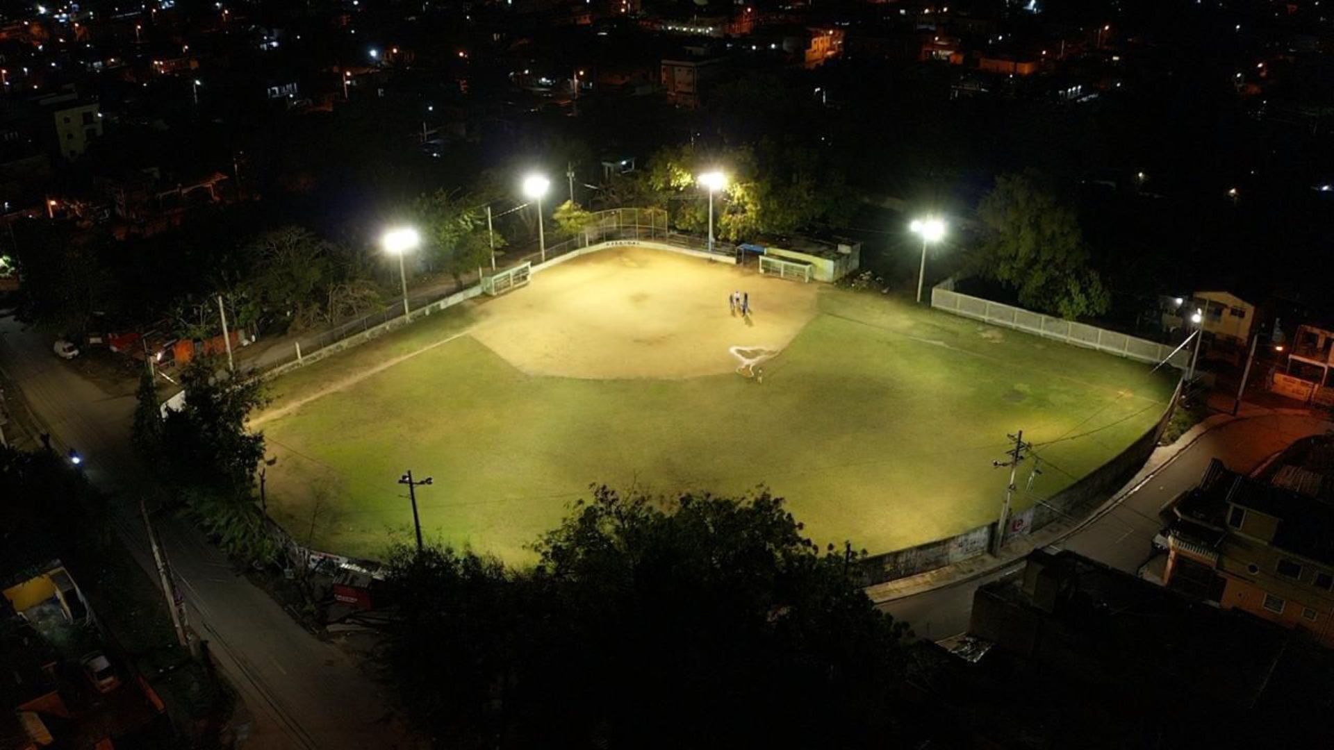 Edesur iluminó con luces LED estadio de softball Diógenes Cuesta, en San Cristóbal
