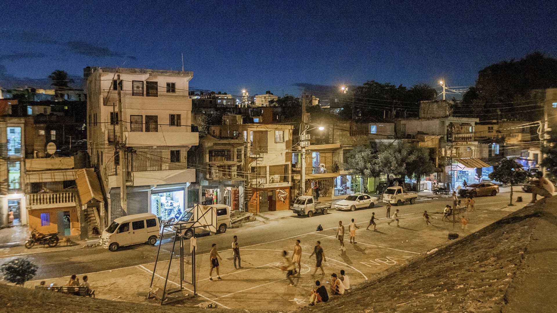 Edesur Dominicana atiende llamado de estudiante e ilumina puente, sector La Chivera, y otras áreas de Cristo Rey