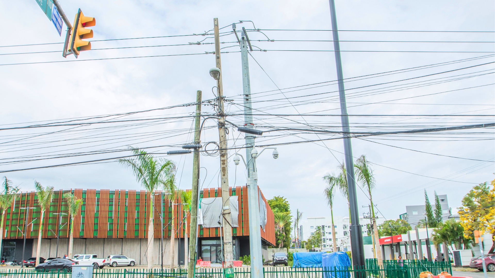 Aprende a identificar los cables que ves en los postes de luz