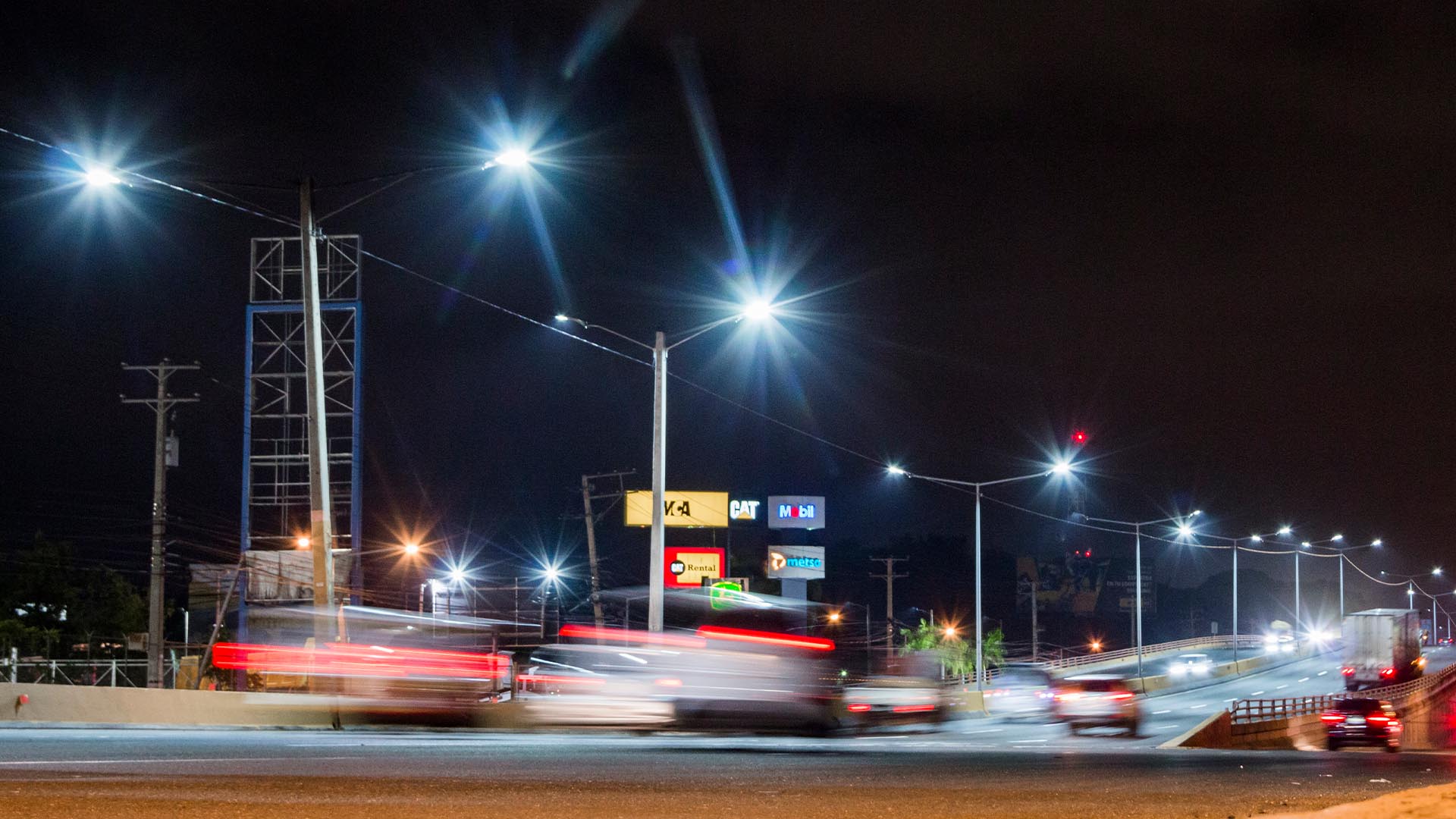 Edesur ilumina con modernas luces LED elevado del kilómetro 12 de la Autopista Duarte