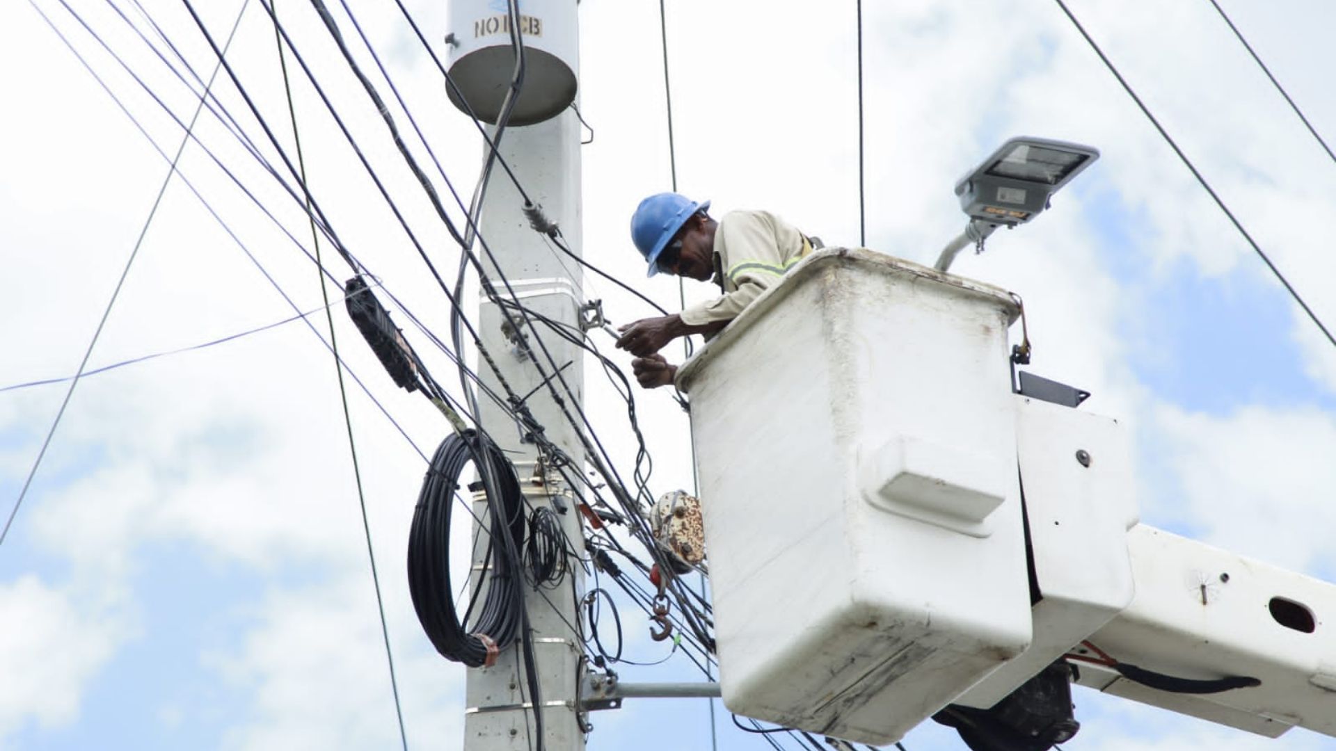 Edesur instala tres transformadores en Baní para seguir mejorando el servicio eléctrico