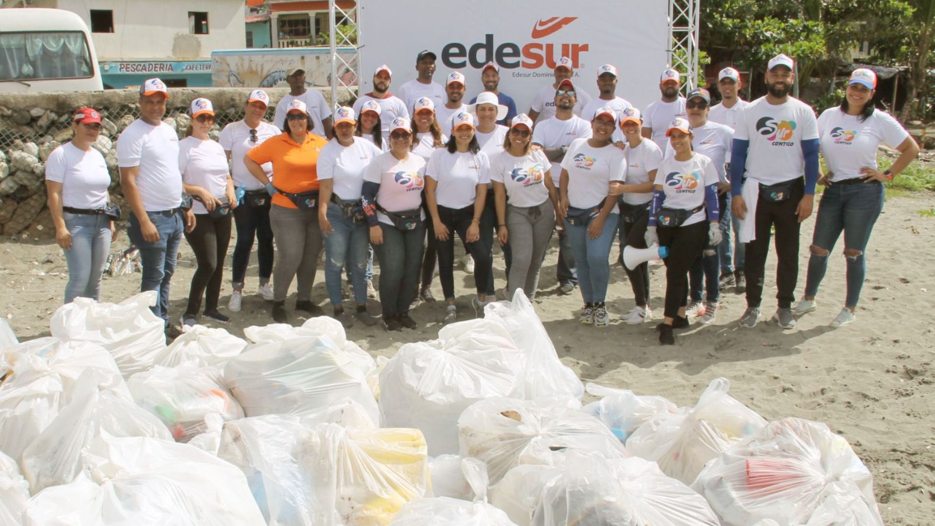 Edesur retira más de 1,000 libras de residuos de la Playa Manresa, Santo Domingo Oeste