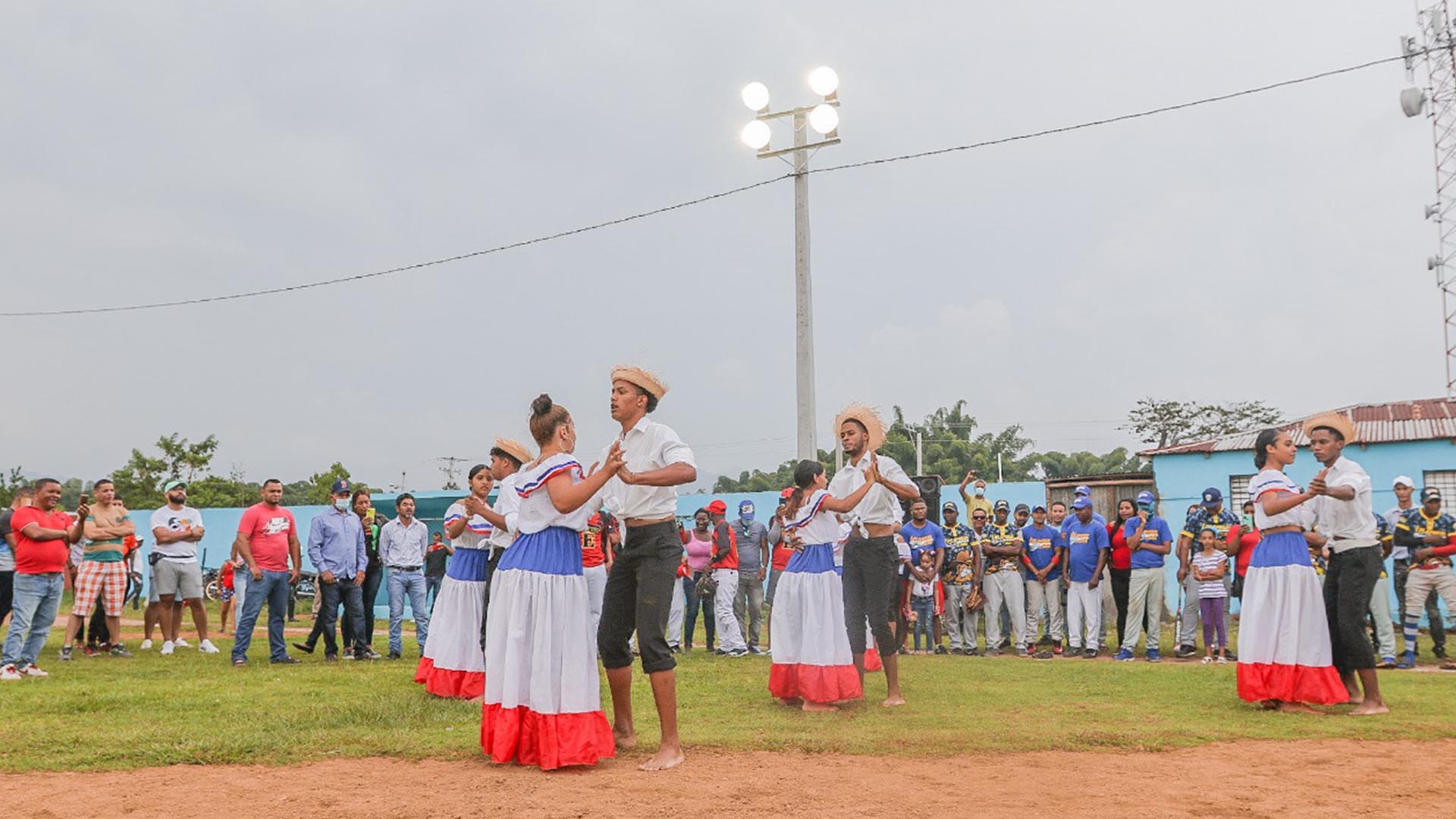 Edesur electrifica e ilumina instalaciones deportivas en Rancho Arriba y Barahona