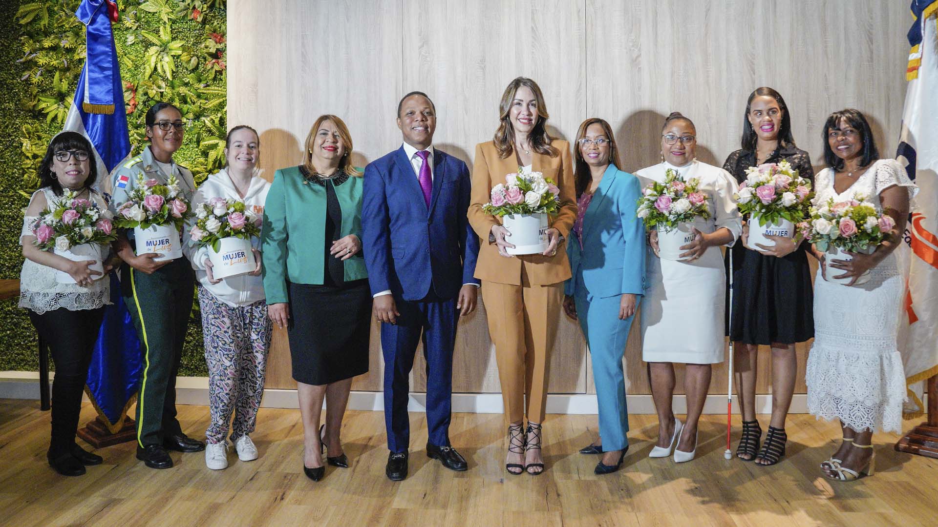 Edesur entrega reconocimiento "Mujer de luz"; entre galardonadas están Mariasela Álvarez y Katherine Motyka