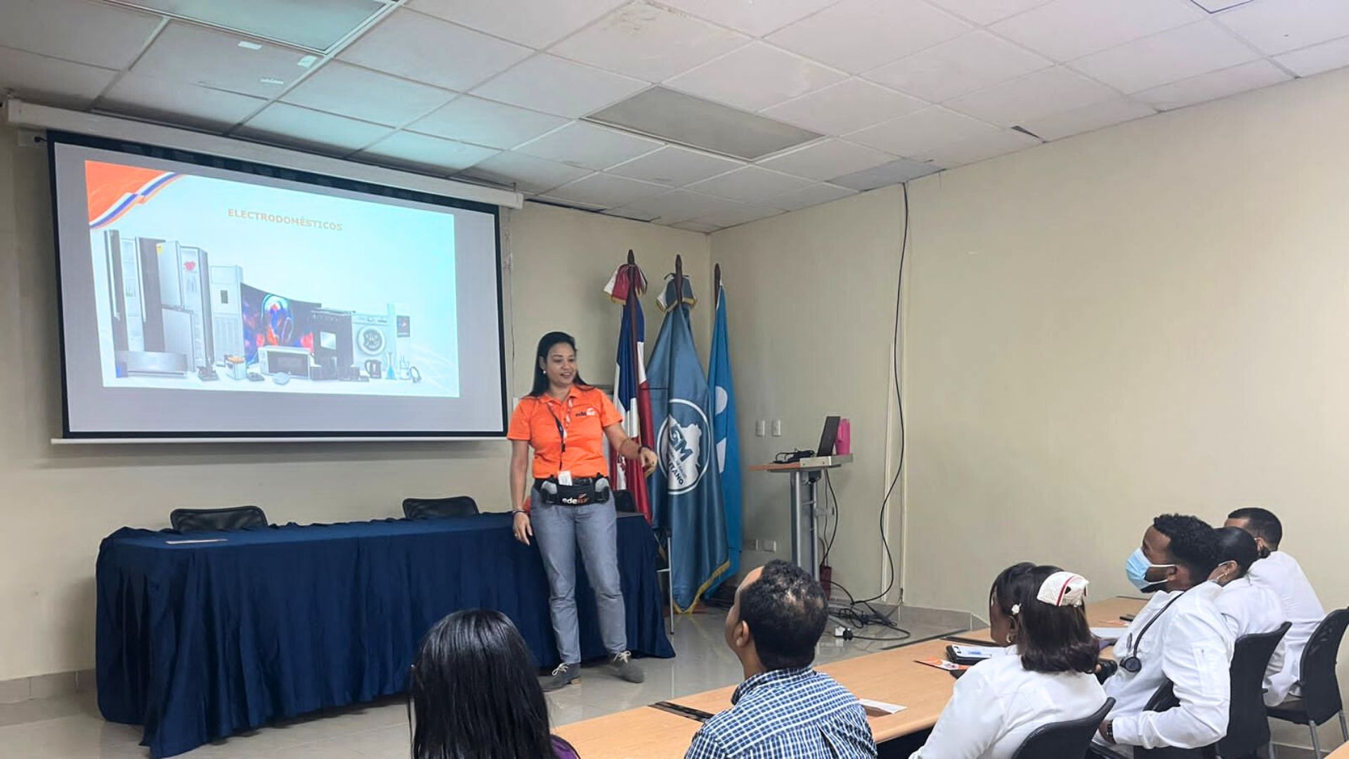 Edesur lleva charla sobre Uso Eficiente de la Energía al Hospital Infantil Robert Reid Cabral
