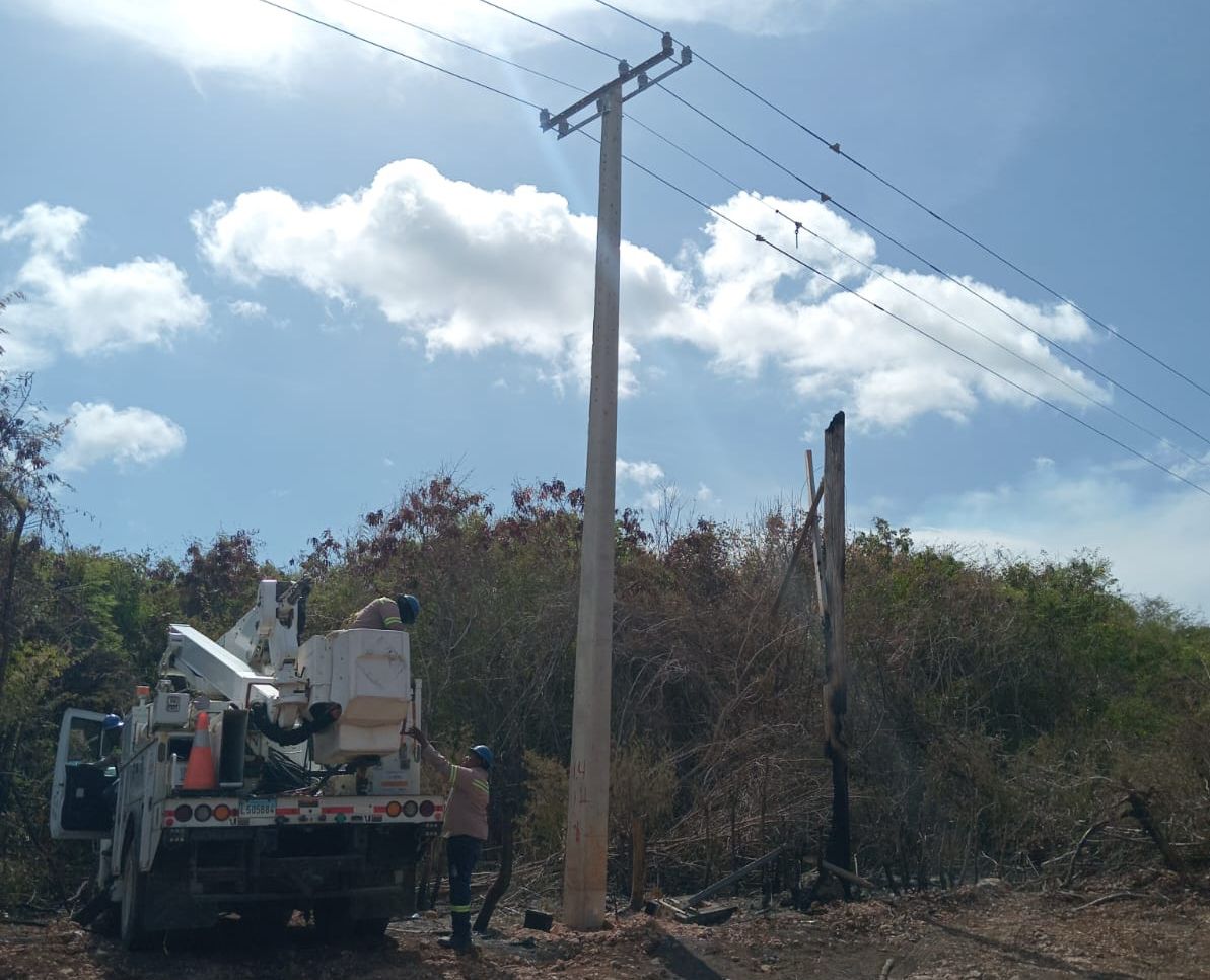 Edesur cambia estructura eléctrica dañada por incendio y restablece servicio en comunidades de Barahona