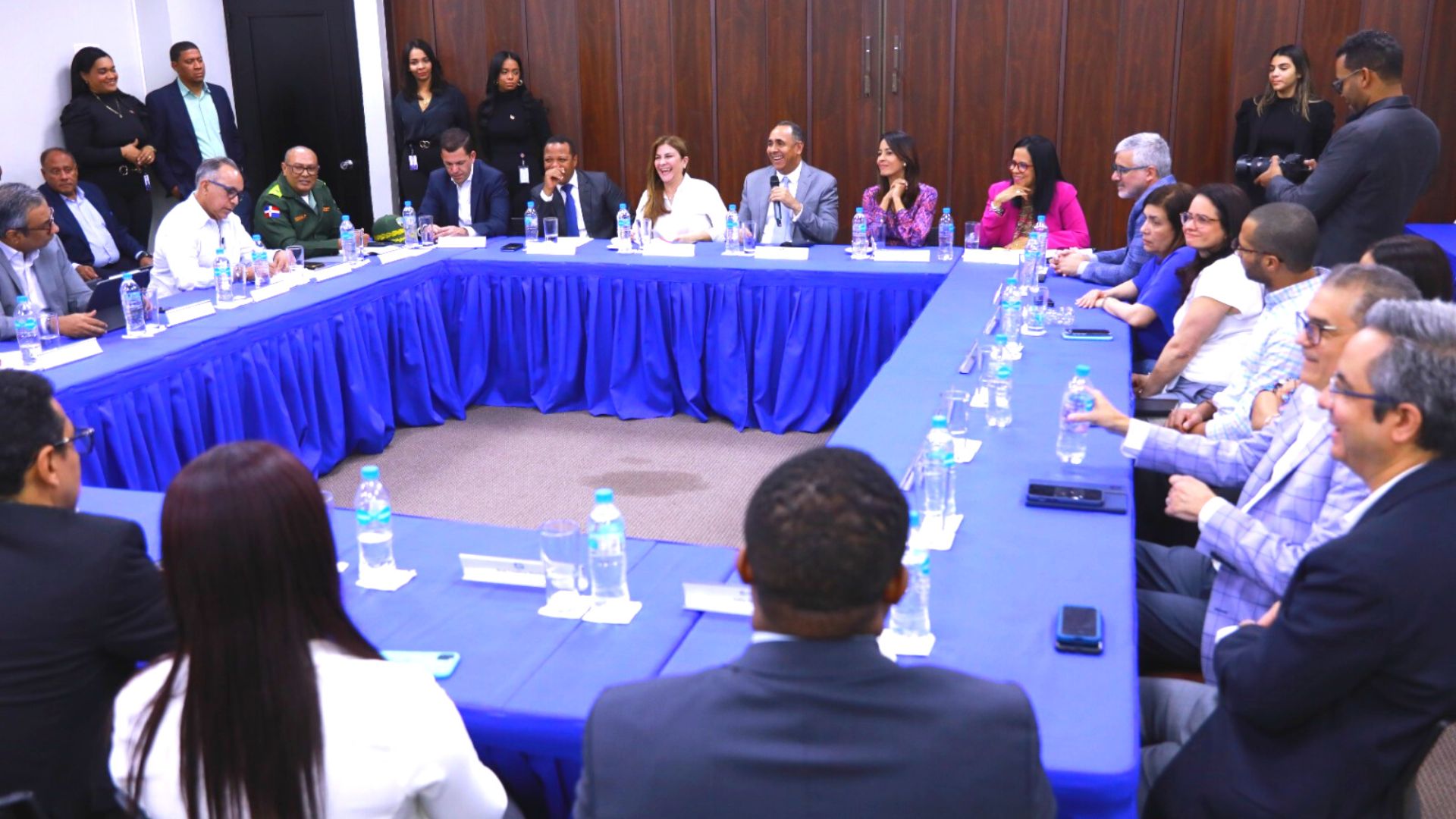 Indotel, ADN y Edesur, anuncian plan contra contaminación visual con retiro de cableado en desuso en Santo Domingo