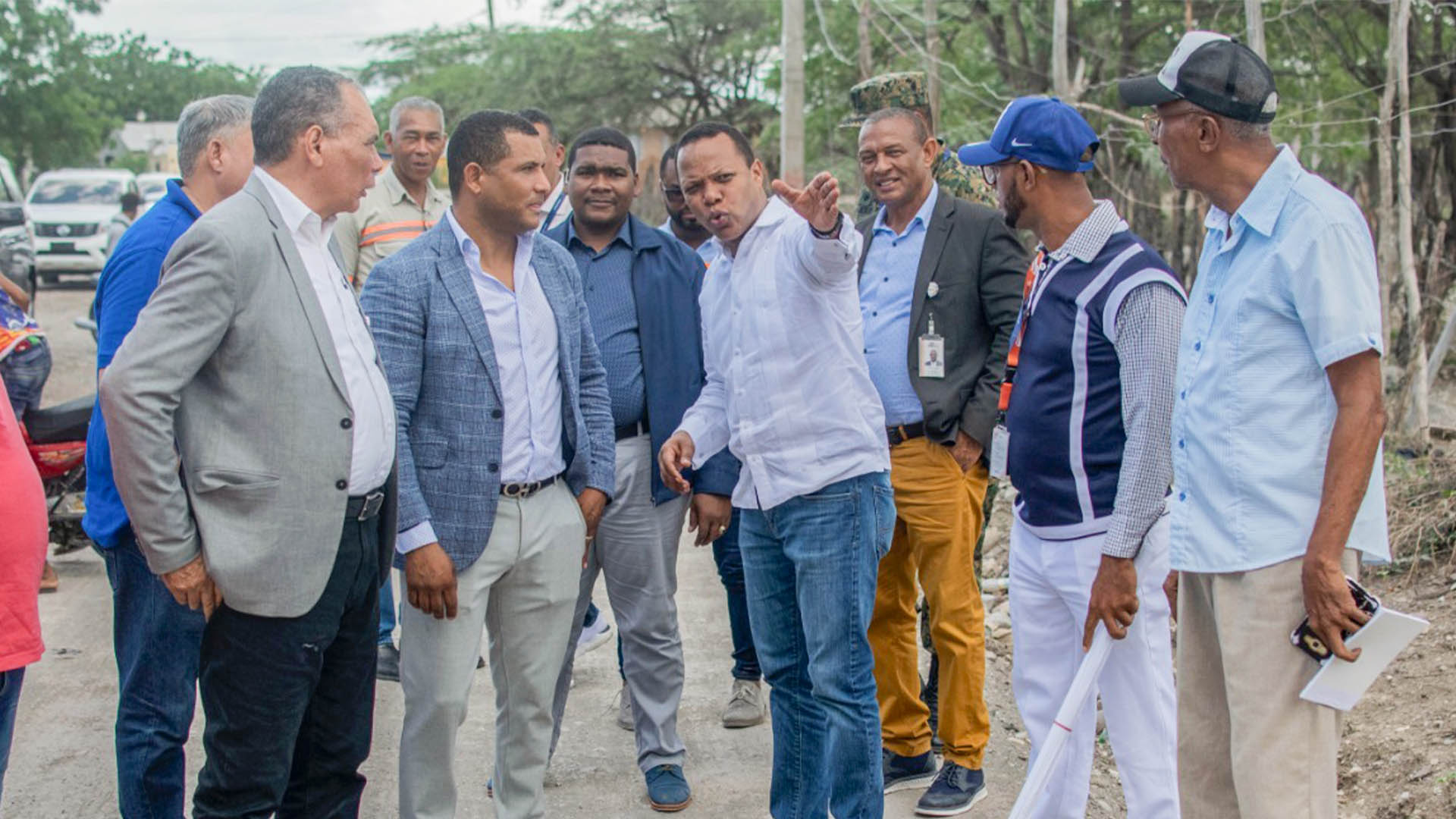 Administrador de Edesur supervisa trabajos en la comunidad de Las Charcas, en Azua
