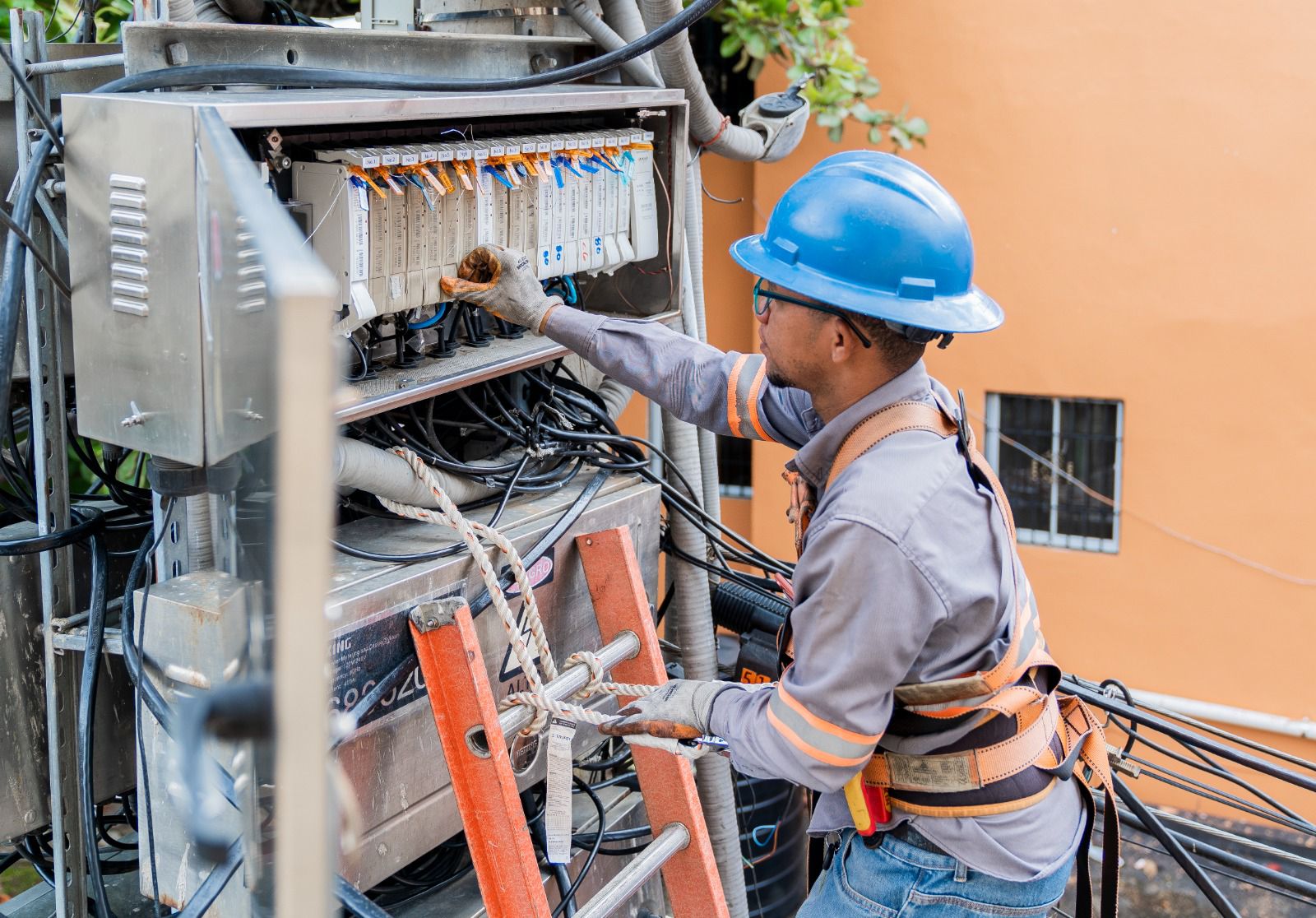 Edesur fortalece el servicio con la instalación de un nuevo sistema de control en más de catorce sectores prepago