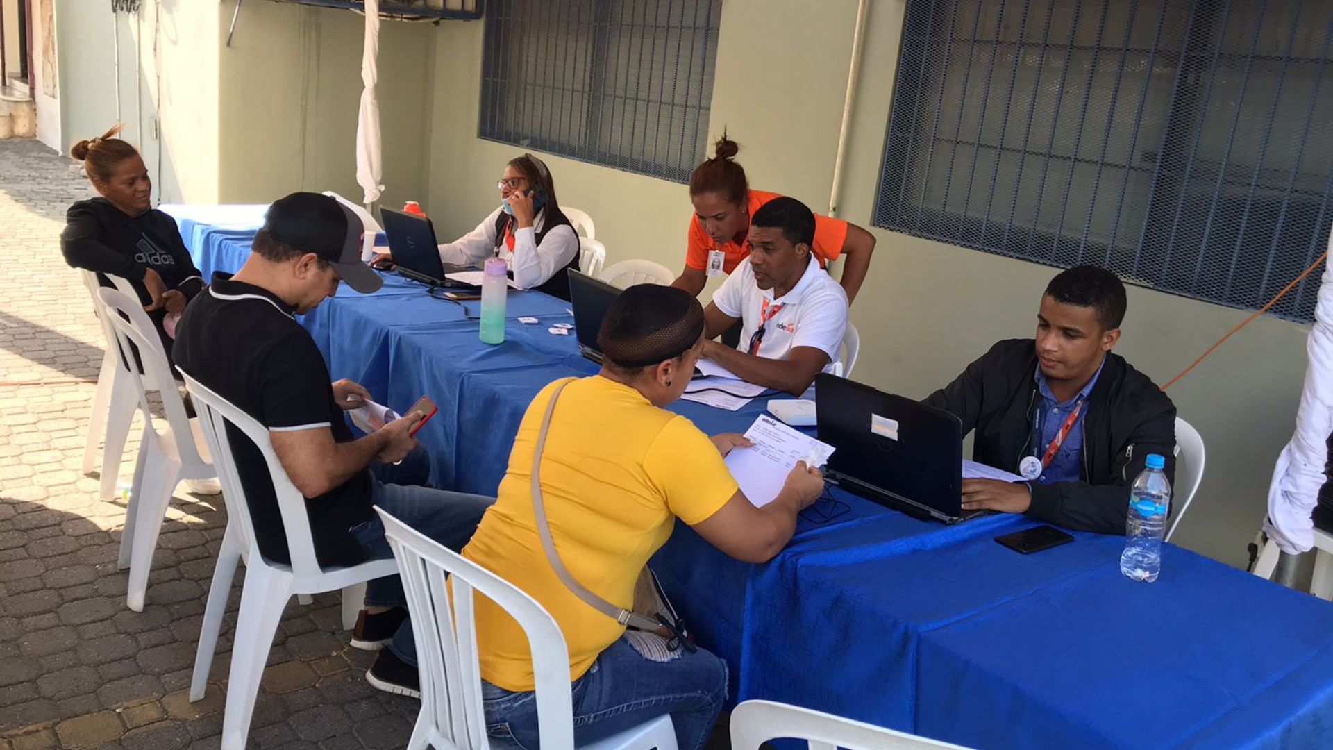 Oficina de Edesur en Baní realizó operativo especial para atender clientes y gestionar soluciones