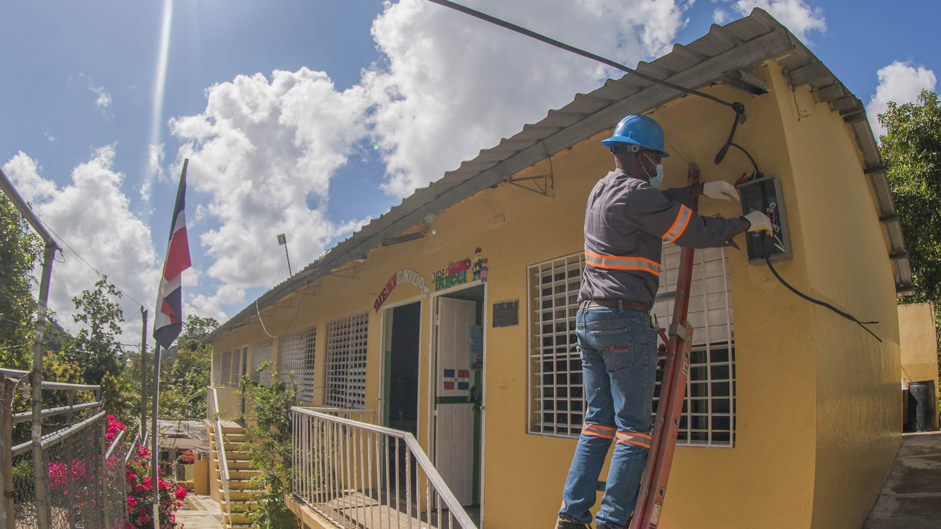 Edesur normaliza servicio eléctrico en 17 escuelas de San Cristóbal