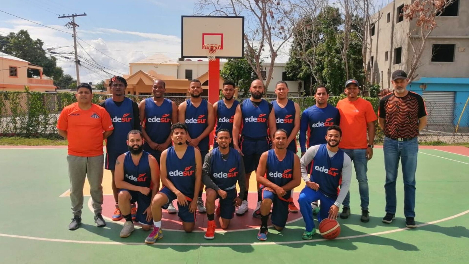Edesur entregó uniformes deportivos en San Juan y gana juego amistoso