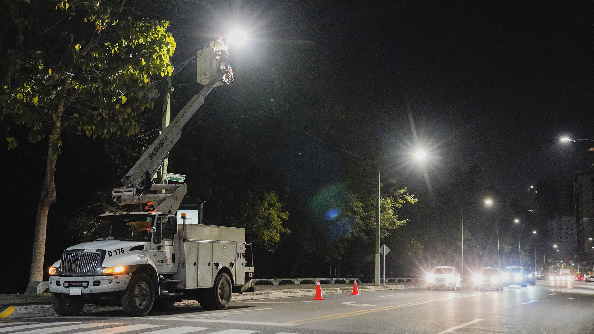 Edesur ilumina por completo con 308 modernas luces Led la avenida Anacaona