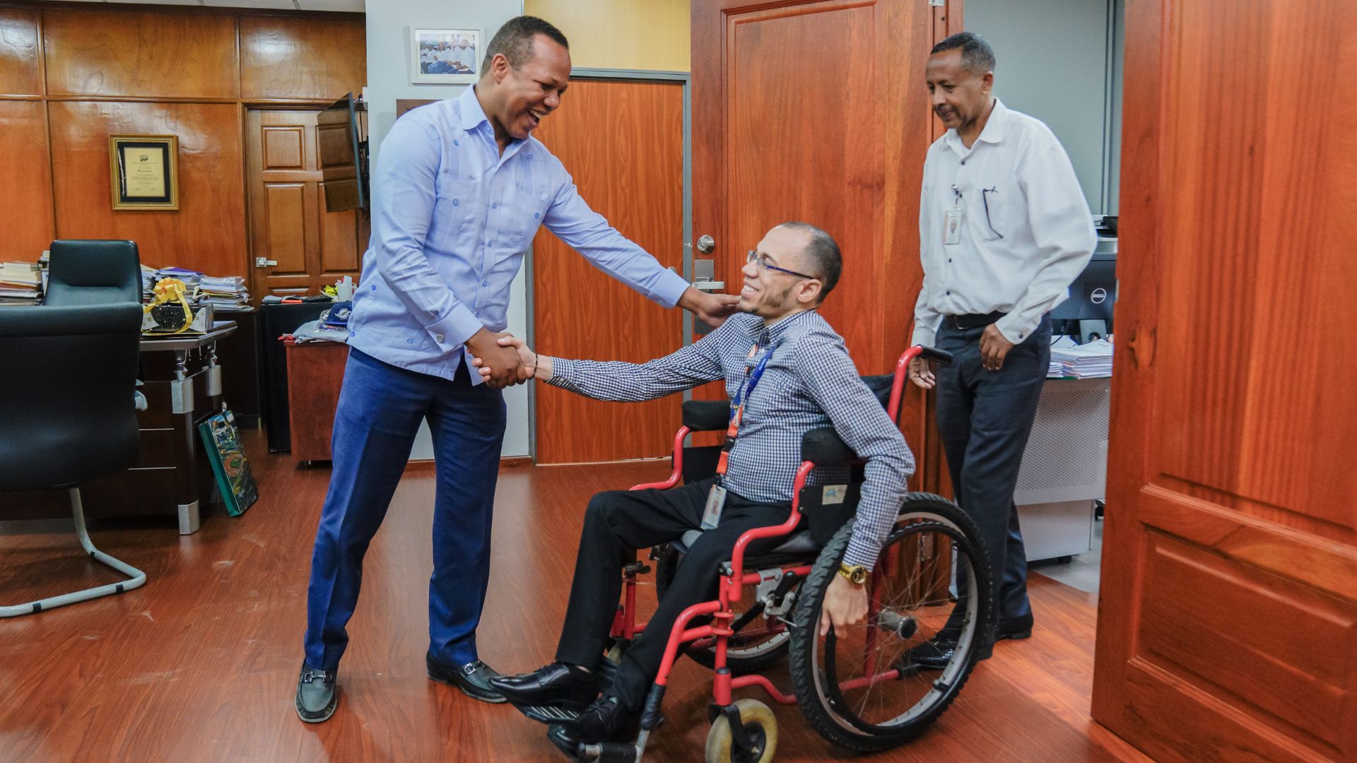 Dos colaboradores de Edesur con discapacidad motora se gradúan en Unicaribe; Morrison le propone ascenso