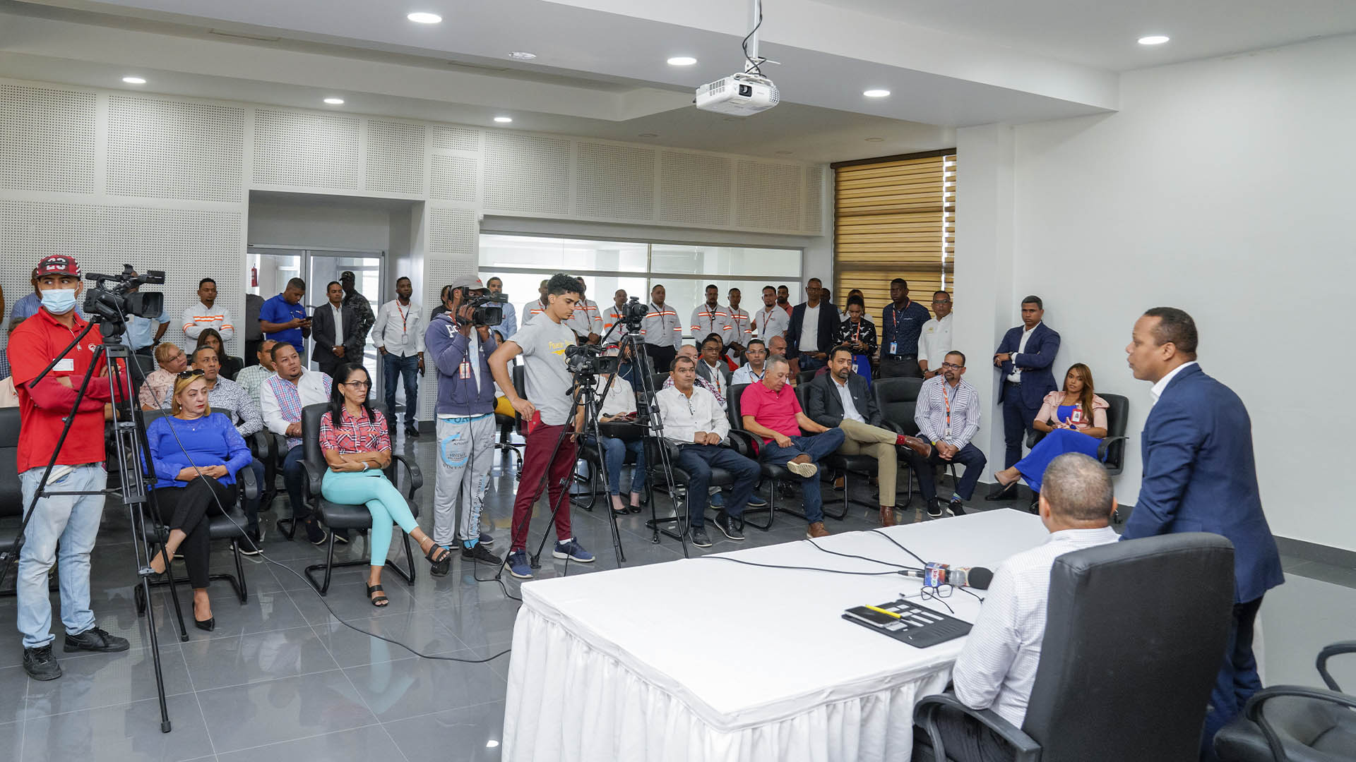 Milton Morrison se reúne con banilejos para tratar facturación y rehabilitación de redes
