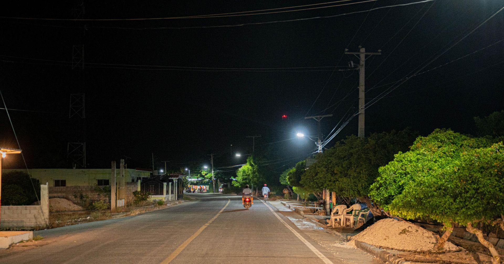 Edesur coloca casi 300 luminarias LED en comunidades de Azua