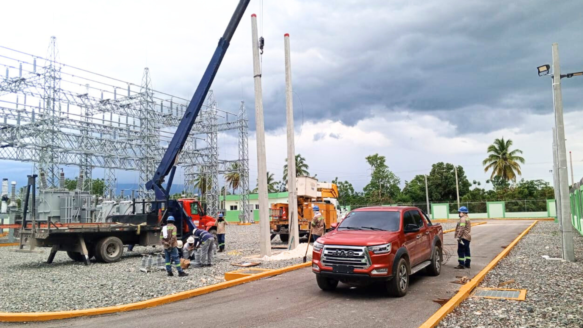 Edesur rehabilita redes en Pedernales y coloca postes del tendido eléctrico