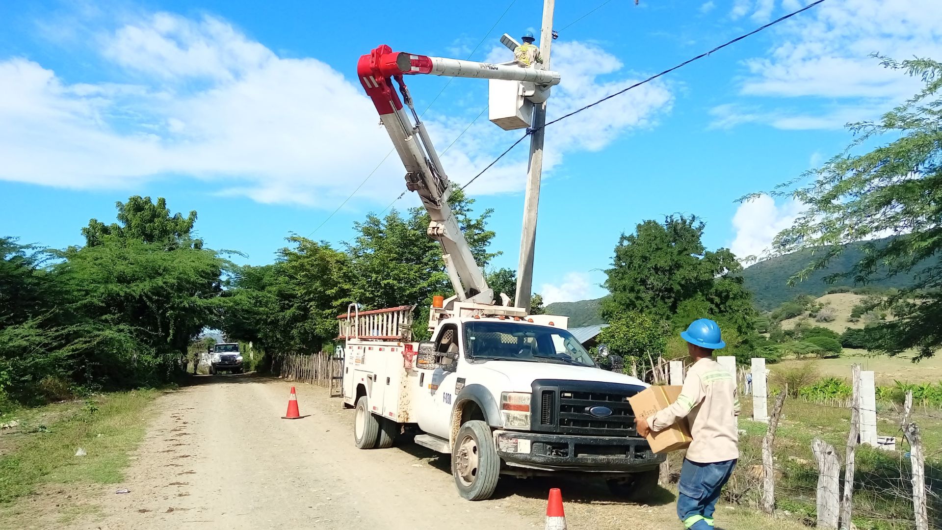 Edesur instala casi 500 nuevas luminarias LED en barrios y comunidades de San Juan