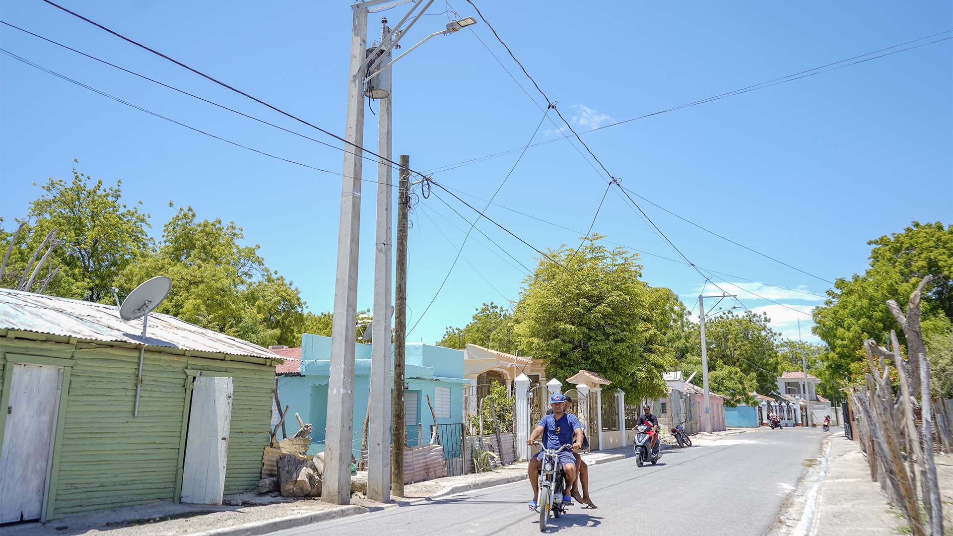 Edesur electrifica e ilumina la comunidad de Pueblo Viejo, en Azua