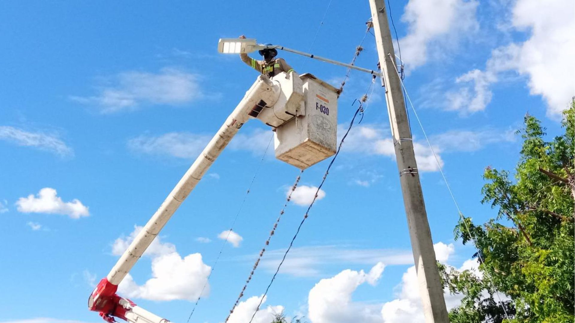 Edesur y alcaldía realizan operativo de iluminación en Comendador