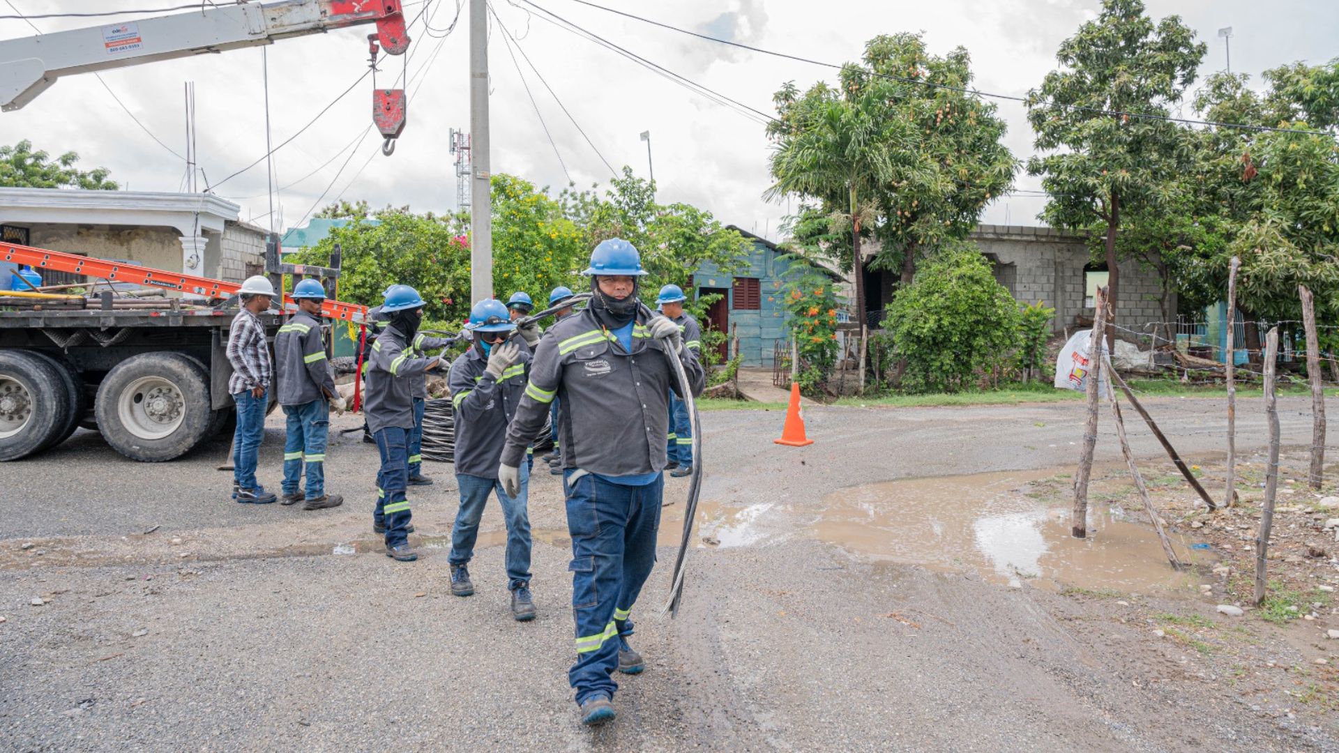 Edesur coloca nuevas redes eléctricas e iluminó calles del sector Framboyán de Azua