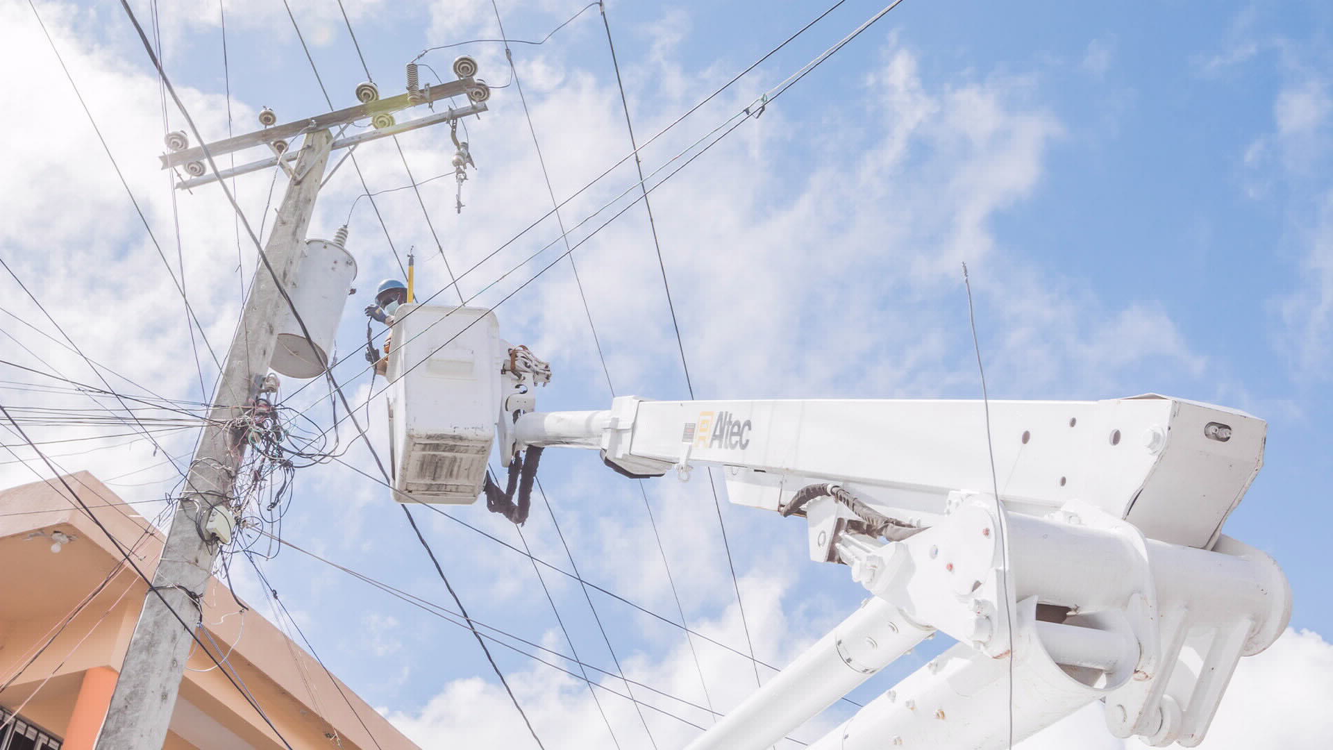 El 98.7% de los clientes de Edesur cuenta con energía eléctrica tras paso de tormenta Elsa