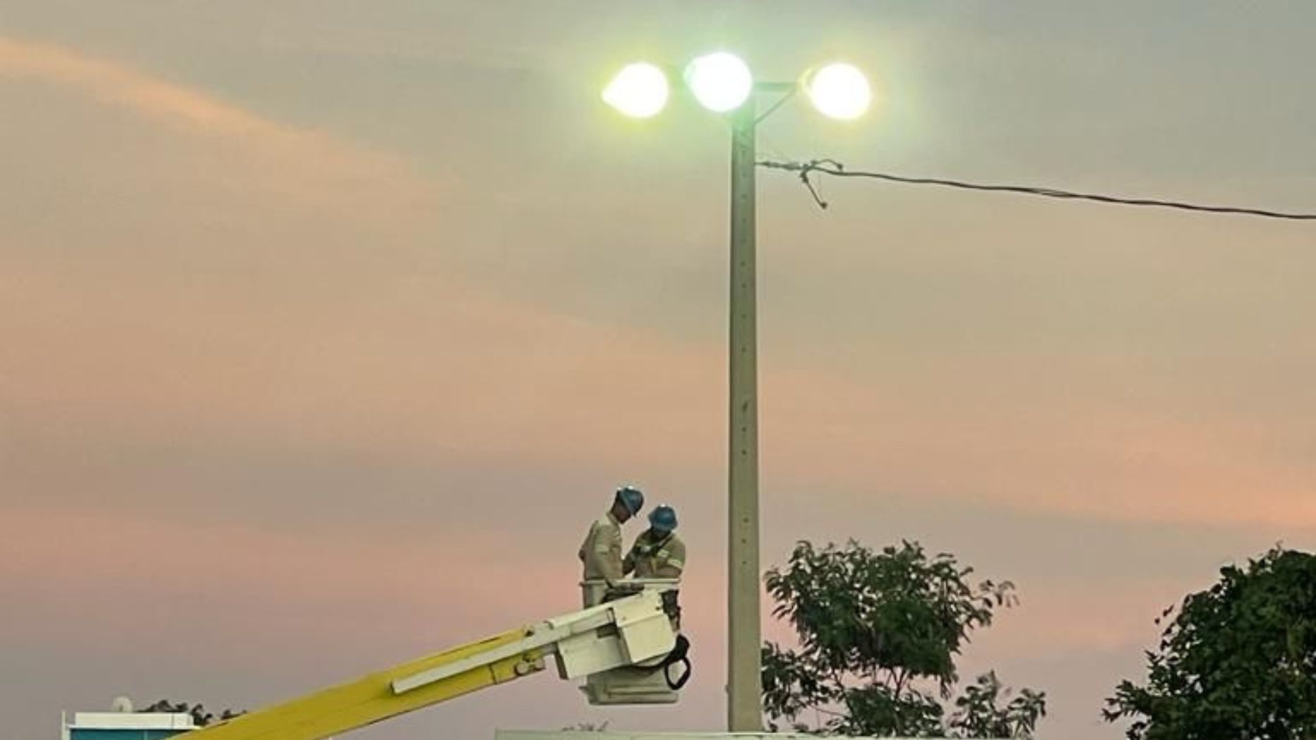 Edesur electrifica e ilumina Estadio de softbol Rafael Segura, en Comendador, Elías Piña